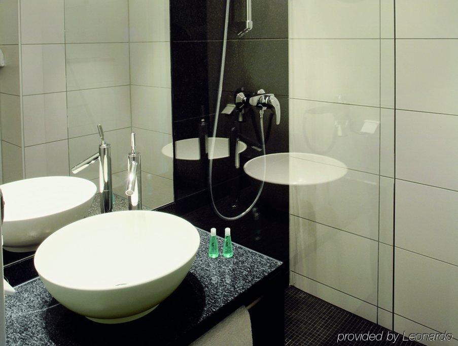 Motel One Salzburg-Mirabell Room photo